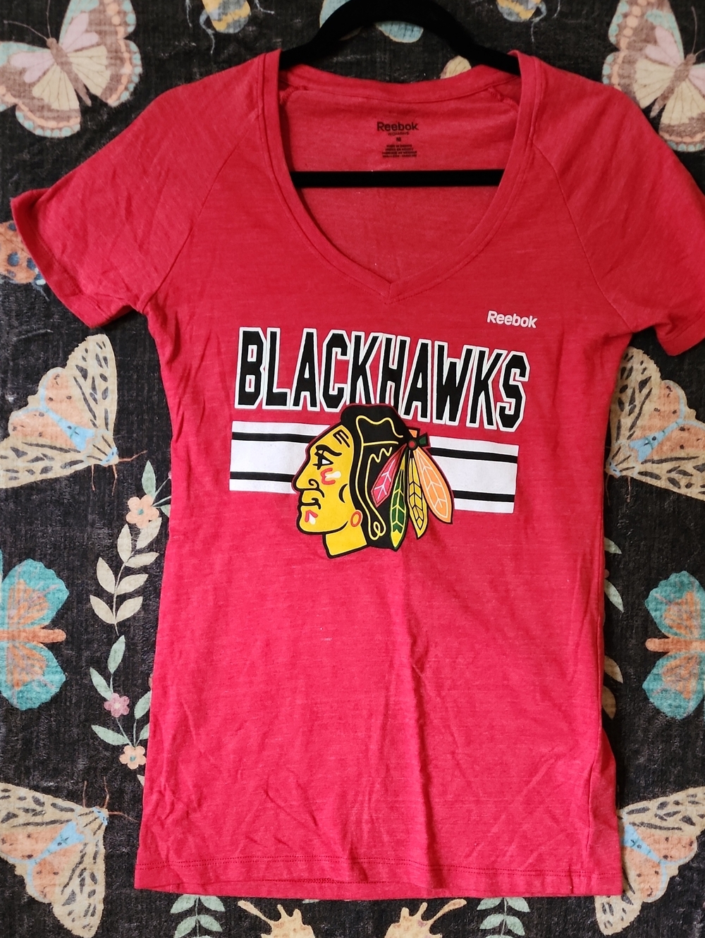 Reebok Womenโs Red Blackhawks Graphic VโNeck Tee. Medium